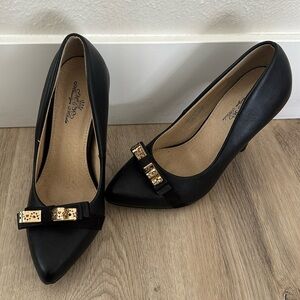 Women’s Black pointed toe heel with gold hardware!
